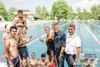 LR Rudi Anschober, Vize-Bürgermeister Gerhard Kroiss (Wels) und Schwimmtrainerin Sara Safarkhani mit Teilnehmenden des Kurses „Schwimmen für alle“.