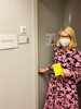 LH-Stv.in Mag.a Christine Haberlander öffnet die Türe zu einem Impfzimmer; sie trägt eine FFP2-Maske und hält einen Impfpass in der Hand. 