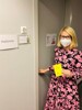LH-Stv.in Mag.a Christine Haberlander öffnet die Türe zu einem Impfzimmer; sie trägt eine FFP2-Maske und hält einen Impfpass in der Hand. 