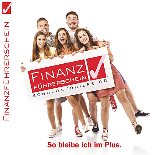 Eine Gruppe Jugendlicher hält ein Schild mit der Aufschrift „Finanzführerschein – Schuldnerhilfe OÖ“. Darunter steht geschrieben: Finanzführerschein – So bleibe ich im Plus.