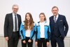 Sportreferent Landeshauptmann-Stv. Dr. Michael Strugl (l.) und der neue Präsident des Vereins „Start Up Sport“ Johannes Artmayr (r.) mit den jungen Leichtathletik-Talenten Lena Lackner (2.v.l.) und Anna Baumgartner