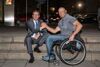 v.l.: Wirtschafts- und Sport-Landesrat Markus Achleitner gratulierte dem zweifachen Paralympics-Sieger Walter Ablinger zu seiner Entscheidung, bis zu den Paralympischen Spielen in Paris 2024 als Profi-Handbiker weiter zu machen.