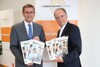 Landesrat Markus Achleitner und DI Dr. Gerhard Dell stehen nebeneinander vor einem Rollup des Energiesparverbandes und halten Folder in Händen mit Beschriftung Energiesparen in Oberösterreich