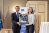 v.l.: Wirtschafts- und Europa-Landesrat Markus Achleitner überreichte den 1. Preis beim Europaquiz an Helena Hufnagl, von der Berufsschule Wels 3.