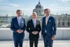 Wirtschafts-Landesrat Markus Achleitner, Wirtschafts- und Arbeitsminister Martin Kocher und Wiens Wirtschafts-Stadtrat Peter Hanke stehen auf einer großen Terrasse im Freien nebeneinander.