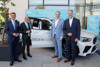 v.l.: Wirtschafts- und Energie-Landesrat Markus Achleitner, Wirtschaftsminister Martin Kocher, Christian Morawa, CEO BMW Austria GmbH, und Klaus von Moltke, Geschäftsführer BMW Group Werk Steyr stehen nebeneinander; hinter ihnen steht ein weißes Auto. 