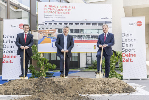 Wirtschafts- und Sport-Landesrat Markus Achleitner, Vizekanzler Sportminister Mag. Werner Kogler und Landeshauptmann Mag. Thomas Stelzer beim Spatenstich.