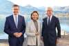 v.l.: Wirtschafts- und Tourismus-Landesrat Markus Achleitner, Oberösterreich, Tourismus-Staatssekretärin Susanne Kraus-Winkler und Landeshauptmann Wilfried Haslauer, Salzburg stehen nebeneinander, im Hintergrund der Wolfgangsee.