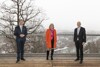 Landesrat Markus Achleitner, Landesrätin Beate Palfrader und Arbeitsminister Martin Kocher stehen in einigem Abstand nebeneinander auf einem Balkon, Blick über Stadt und Fluss