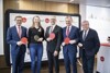 Wirtschafts- und Sport-Landesrat Markus Achleitner, Sofia Polcanova, Doppel-Europameisterin Tischtennis, Wolfgang Gotschke, Präsident des Österreichischen Tischtennisverbandes, Landeshauptmann Mag. Thomas Stelzer und Hans Friedinger, Präsident des Oberösterreichischen Tischtennisverbandes stehen in einem Raum nebeneinander; jeder von ihnen hat einen Tischtennisschläger, Hans Friedinger Tischtennisbälle in der Hand.