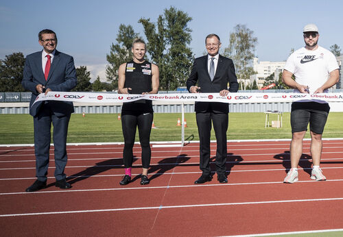 Von links: Wirtschafts- und Sport-Landesrat Markus Achleitner, Verena Preiner, Landeshauptmann Mag. Thomas Stelzer und Lukas Weißhaidinger stehen nebeneinander auf einer Laufbahn und durchschneiden das Eröffnungsband