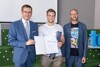 Landesrat Markus Achleitner, Thomas Riegler und Raphael Friedl stehen nebeneinander und halten gemeinsam ein Gewinner-Diplom in Händen