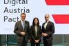 Wirtschafts-Landesrat Markus Achleitner, Sok-Kheng Taing, Mitgründerin Dynatrace, und Florian Tursky, Staatssekretär für Digitalisierung und Telekommunikation stehen in einem Raum nebeneinander.