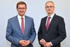 Wirtschafts- und Energie-Landesrat Markus Achleitner und Dr. Wolfgang Urbantschitsch, Vorstand der E-Control stehen nebeneinander.