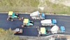 Luftbild der Straßenbaustelle, fünf Baufahrzeuge bzw. Baumaschinen beim Asphaltieren