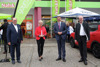 v.l.:  Wolfgang Benischko, Mag.a Doris Hummer, Landesrat Markus Achleitner und Günther Baschinger vor einem Nah&Frisch-Supermarkt.