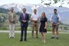 Kuno Haas, Landesrat Markus Achleitner, Mag. Franz Föttinger, Eva-Maria Pürmayr und Mario Pabst stehen auf einem Rasen, im Hintergrund Landschaft mit Häusern und hohe, teilweise schneebedeckte Berge