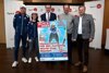 Harald Rodlauer, ÖSV-Cheftrainer Sprunglauf Damen, ÖSV-Nationalteam-Skispringerin Jacqueline Seifriedsberger, Wirtschafts- und Sport-Landesrat Markus Achleitner, Mag. Klaus Kumpfmüller, Präsident Landesskiverband OÖ, und Bernhard Zauner, Präsident und OK-Chef UVB Hinzenbach, halten gemeinsam das Plakat in die Kamera.