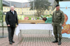 Landesrat Max Hiegelsberger und Brigadier Dieter Muhr vor einer großen Holzkiste mit Lebensmitteln: Äpfel, Kraut, Fleisch, Fische, Gurken, Salat