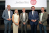 Johann Hoffelner, Conny Dürnberger, Markus Litzlbauer, Landesrat Markus Achleitner und Markus Manz stehen nebeneinander vor einer Videowand mit Beschriftung New Ways of Work, Forschung, Bewusstsein, Entwicklung