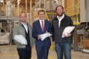 v.l.: Markus Huemer, GF Mission PET GmbH, Wirtschafts-Landesrat Markus Achleitner und Daniel Pichler, GF Mission PET GmbH.