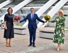 Tourismusministerin Elisabeth Köstinger mit Wirtschafts- und Tourismus-Landesrat Markus Achleitner und ÖHV-Präsidentin Michaele Reitterer stehen vor dem Design Center und Landesrat Achleitner überreicht den beiden Damen jeweils einen Blumenstrauß