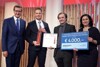 v.l.: Wirtschafts-Landesrat Markus Achleitner, Ulrich Strasser & Friedrich Moser (TETAN), Stefanie Christina Huber (Sparkasse OÖ)