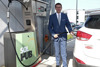 Wirtschafts-und Forschungs-Landesrat Markus Achleitner testet die Betankung bei der Wasserstoff-Tankstelle von Fronius International in Thalheim bei Wels.