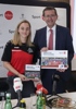 Kapitänin Katharina Messthaler (SPG Kleinmünchen/Blau-Weiß Linz) und Wirtschafts- und Sport-Landesrat Markus Achleitner.