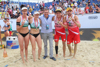 Lena Plesiutschnig, Katharina Schützenhöfer, Landesrat Markus Achleitner, Philipp Waller und Robin Seidl stehen in Umarmung nebeneinander auf einem Sandspielfeld, im Hintergrund Tribünen mit Publikum