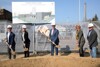 Thomas und Lisa Pachner, Landesrat Markus Achleitner und Maria und Peter Pachner, alle mit Schutzhelm und Spaten, im Hintergrund Bauplakate und Plakat mit Grafik eines neuen Betriebsgebäudes