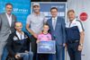 Reinerlös von 20.000 Euro für OÖ-Sporttalente beim Start Up Sport-Charity-Golf-Turnier in St. Oswald/Freistadt – Start Up Sport-Präsident Johannes Artmayr, Ski-Legende Michael Walchhofer, Wirtschafts- und Sport-Landesrat Markus Achleitner, Start Up Sport-Vizepräsident Hans Pum sowie Paralympics-Triathlet Florian Brungraber und Kart-Toptalent Niklas Schaufler stehen vor dem Eingang.