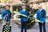 Andreas Winkelhofer, LR Markus Achleitner und Robert Seeber stehen nebeneinander auf einen überdachten Zeltplatz. Andreas Winkelhofer hält einen Schlitten, LR Markus Achleitner und Robert Seeber halten ein Paar Ski in den Händen, dahinter steht ein Christbaum. 