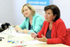 Mag.a Christine Winkler-Kirchberger und Landesrätin Birgit Gerstorfer, MBA, am Konferenztisch mit Mikrofonen