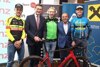 Radprofi Riccardo Zoidl, Wirtschafts- und Sport-Landesrat Markus Achleitner, Radprofi Rainer Kepplinger, Paul Resch, Präsident des OÖ. Radsportverbandes, und Radprofi Moran Vermeulen.