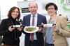 Judith Deutschbauer-Rabeder (farmgoodies), Landesrat Max Hiegelsberger und Eva Eder (die Essigmacherinnen)