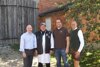 v.l. : LR Max Hiegelsberger, Hermann Gruber, Gerhard Hinterwirth und Unimarkt-GF Andreas Haider beim Besuch der Mangalitza Zucht der Fleischhauerei Gruber in Kooperation mit der Bäckerei Hinterwirth