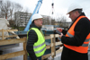 LR Steinkellner und Vzbgm. Hein überzeugen sich von den voranschreitenden Arbeiten bei der neuen Linzer Eisenbahnbrücke