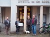 Roland Maureder, Renate Schernhorst mit Gutschein, Herbert Enzenhofer und Herbert Teibler vor dem Gemeindeamtsgebäude