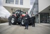 Prof. Dr. Andreas Auinger, Agrar-Landesrat Max Hiegelsberger – auf einem Traktor -,  Anita Stüger, Landeshauptmann Mag. Thomas Stelzer und Dr. Gerald Reisinger vor dem Fachhochschul-Gebäude