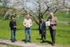 Rudolf Trauner vom Trauner Verlag, der Autor des Buches Sigfried Bernkopf, die Lektorin des Buches Birgitt Prommer und Agrar-Landesrat Max Hiegelsberger vor einem blühenden Baum