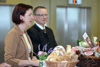 Landesrätin Michaela Langer Weninger und Ing. Mag. Werner Kreisl stehen nebeneinander an einem hohen Tisch, auf dem sich in Körbchen verschiedene Lebensmittel befinden