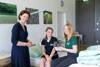 Landesrätin Michaela Langer-Weninger mit zwei Schülerinnen, die auf einem Krankenbett sitzen und Blutdruck messen