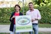 Landesrätin Michaela Langer-Weninger und Bürgermeister Georg Stieglmayr stehen in der Natur und halten ein Plakat „Natur im Garten“ in den Händen