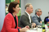 Landesrätin Langer-Weninger sitzt bei einer Pressekonferenz an einem Tisch. Im Hintergrund Messe Wels-Geschäftsführer Robert Schneider und LK OÖ-Präsident Franz Waldenberger.