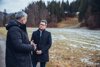 Andreas Rußmann und Landesrat Mag. Michael Lindner stehen im Gespräch auf einer Forststraße, im Hintergrund Wald und Wiese