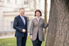 Landeshauptmann Thomas Stelzer und Landesrätin Michaela Langer-Weninger stehen im Landhauspark bei einem Baum.