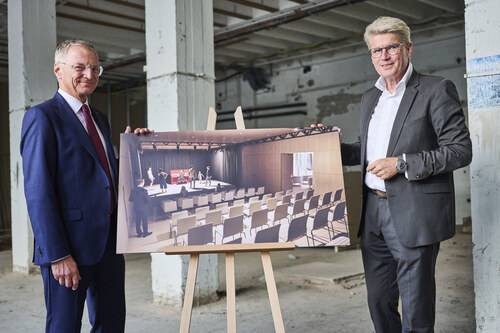 Landeshauptmann Thomas Stelzer und Geschäftsführer Thomas Königstorfer bei der Besichtigung der Baustelle im Linzer Landestheater.