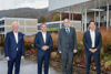 Markus Roth, Landesrat Dr. Wolfgang Hattmannsdorfer, Rektor Univ.-Prof. Dr. Meinhard Lukas und Mag. Gerhard Luftensteiner stehen nebeneinander, im Hintergrund Universitätsgebäude