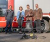 Eduard Paireder (LFK OÖ), Feuerwehr-Landesrätin Michaela Langer-Weninger, LBD Robert Mayer und LBDSTV Michael Hutterer stehen nebeneinander; vor ihnen am Boden ist eine Drohne positioniert. 